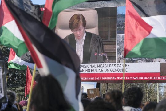 Διαδηλωτές υπέρ της Παλαιστίνης στη Χάγη παρακολουθούν σε ζωντανή αναμετάδοση την ανακοίνωση της απόφασης